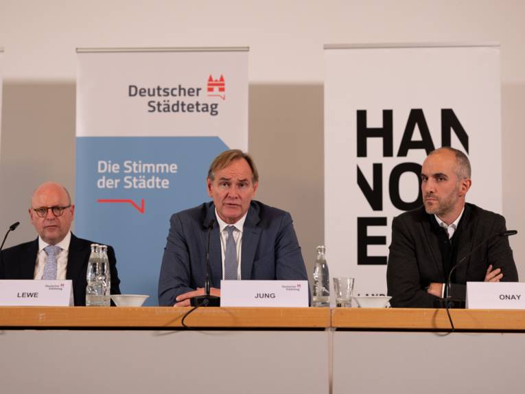 (von links) Markus Lewe (Präsident Deutscher Städtetag und Oberbürgermeister von Münster), Burkhardt Jung (Vizepräsident Städtetag und Oberbürgermeister von Leipzig und Vizepräsident Städtetag) und Oberbürgermeister Belit Onay.